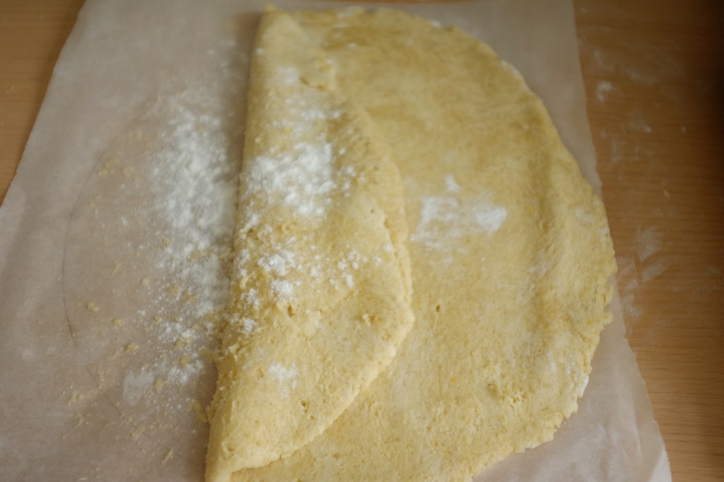 Une fois étalée, la pâte est repliée sur un côté et farinée.