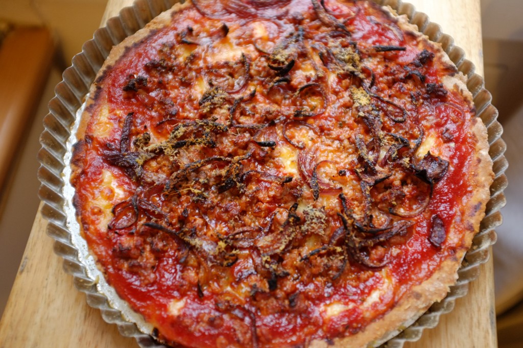 La pizza sans gluten traditionnelle de Chicago à la sortie du four