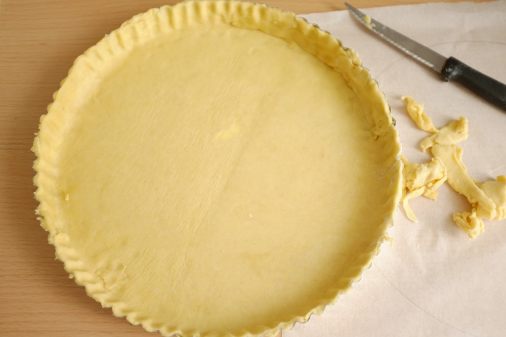 La pâte sans gluten est déposée dans le moule à tarte préalablement beurré
