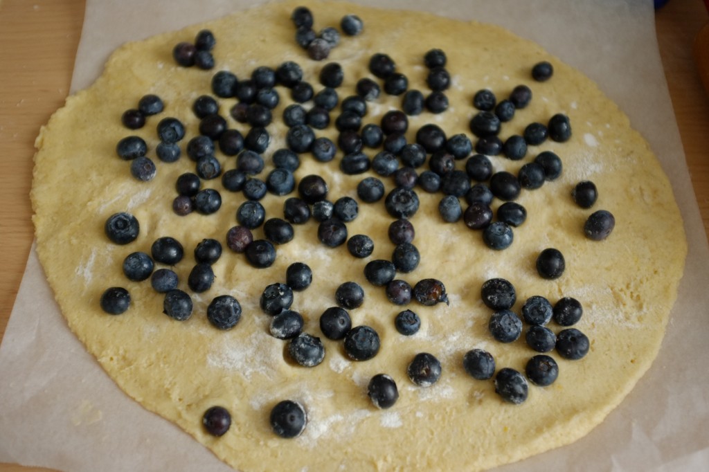 Les mystilles fraiches sont alors déposée sur la pâte sans gluten