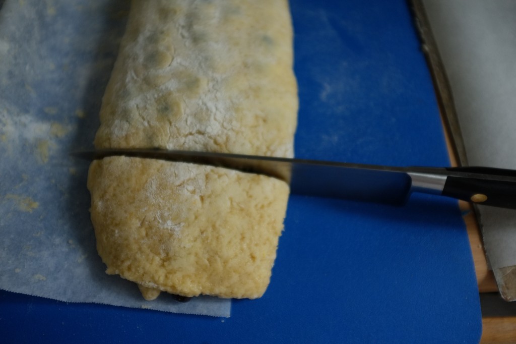 Je déoupe un carré dans le rouleau de pâte sans gluten aux myrtilles