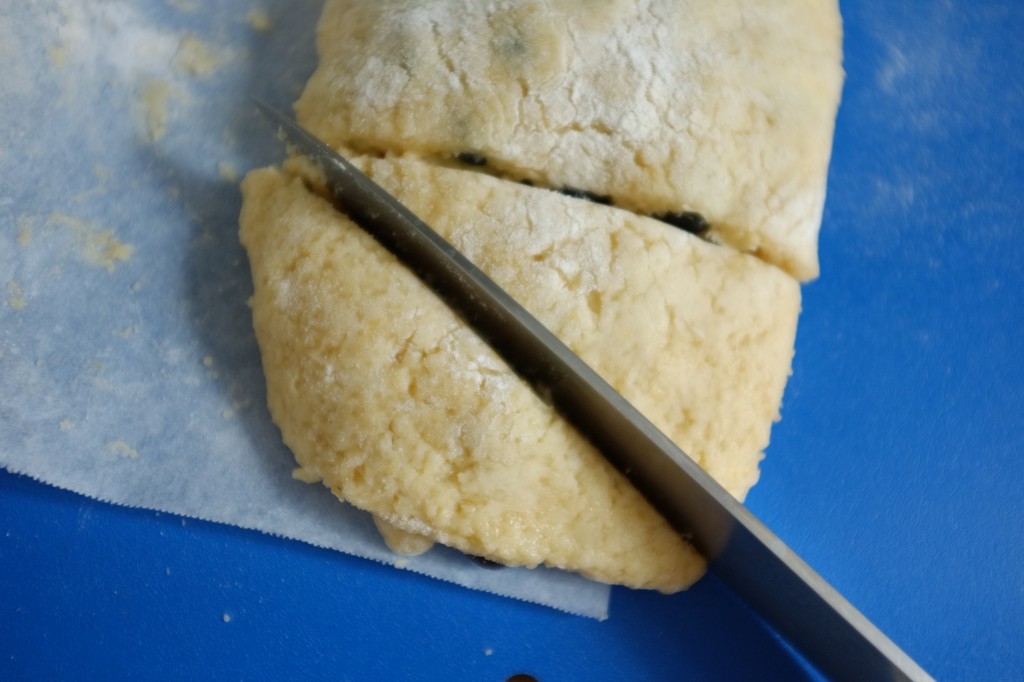 Dans le carré, je découpe deux triangles: les scones.