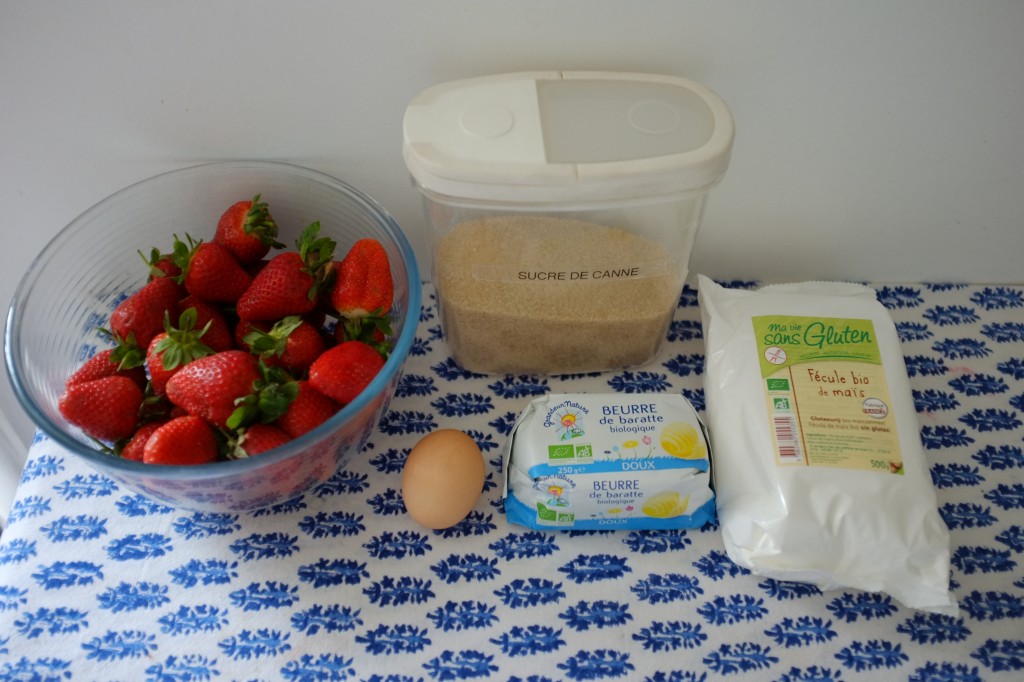 Les fraises et ingrédients sans gluten complémentaires pour la tarte aux fraises