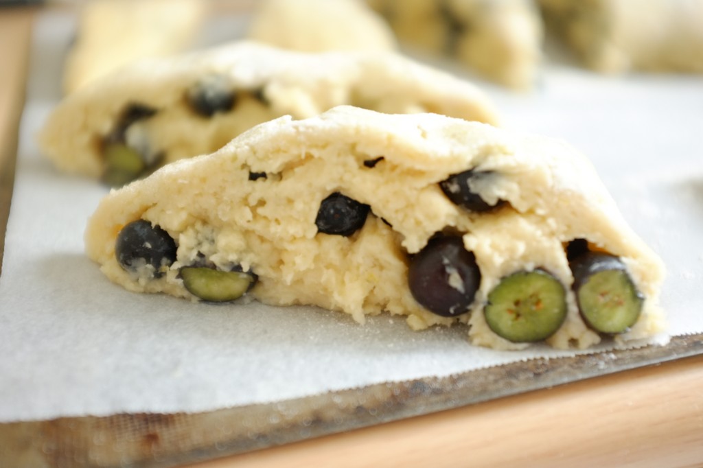 On apperçoit les myrtilles fraîches dans les tranches des scones telles de gros bonbons...