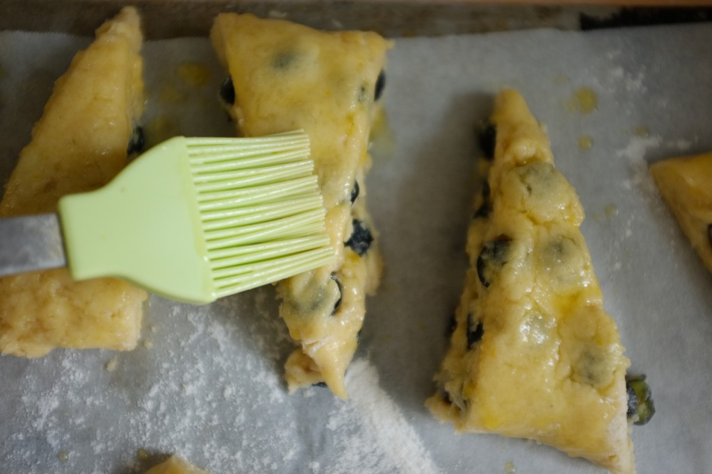 Les scones sont badigeonnés avec le beurre fondu