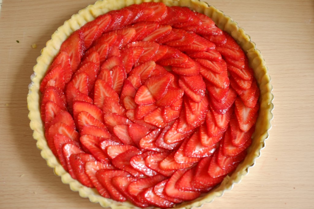 Les fraises sont disposées en cercle sur la pâte sans gluten