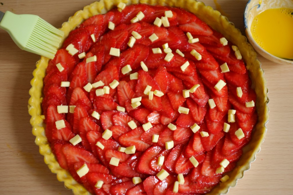 Avant d'être enfournés, les bords de la tarte sans gluten sont badigeonnés avec un jaune d'oeuf battu avec de l'eau pour obtenir une belle couleur dorée.