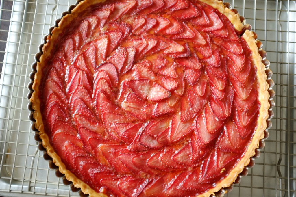 La tarte aux fraises sans gluten à la sortie du four