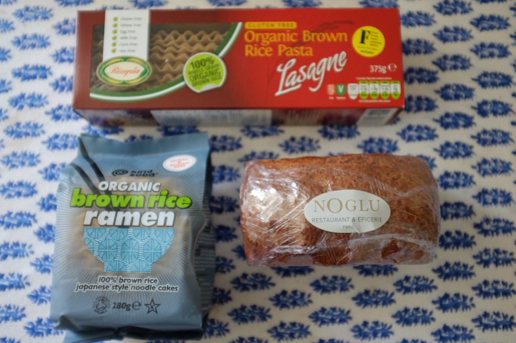 ce que j'ai acheté à l'épicerie Noglu: pâte pour lasagne, pâte pour Ramen et le fameux pain de Noglu