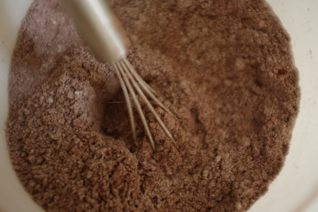 Après le mélange des ingrédients secs, je mélange la poudre de cacao sans gluten