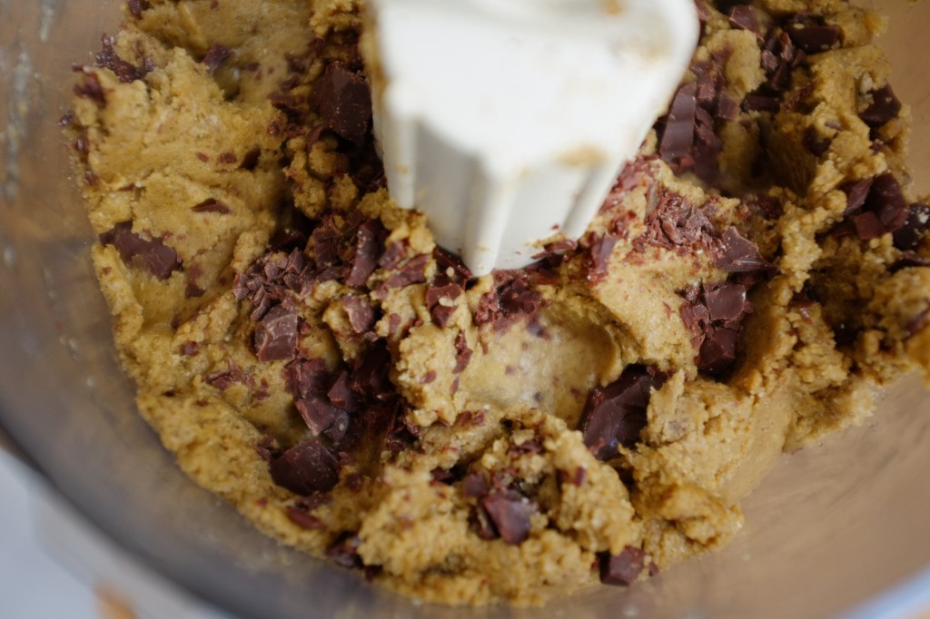 La pâte des cookies sans gluten aux 3 chocolats est très épaisse. Pas besoin de passer par le frigo...