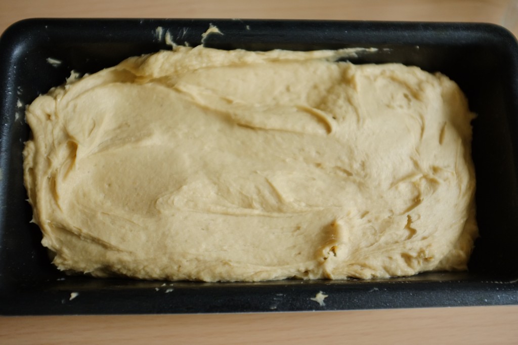 la pâte sans gluten pour le pain du quotiidien dans le moule huilé