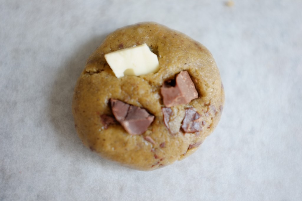 le cookie sans gluten aux 3 chocolats en gros plan avant d'être enfourné.