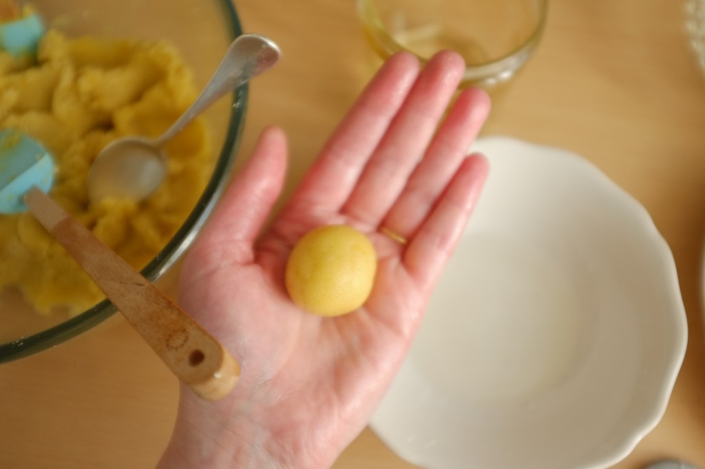 Les mains mouillées à l'eau de fleur d'oranger, je roule une boule de pâte qui s'infuse du parfum de la fleur d'oranger