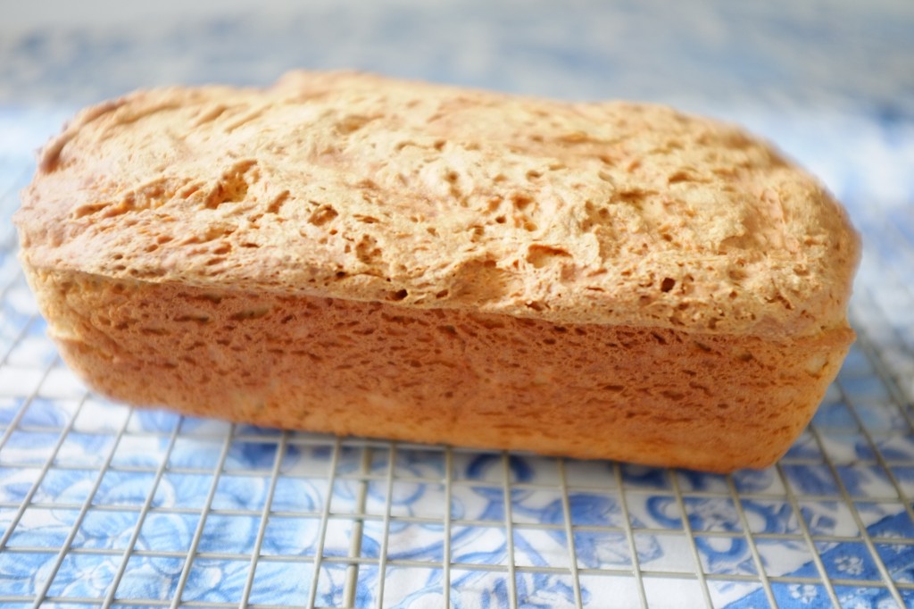 Le pain sans gluten du quotidien refroidi avant d'être tranché.