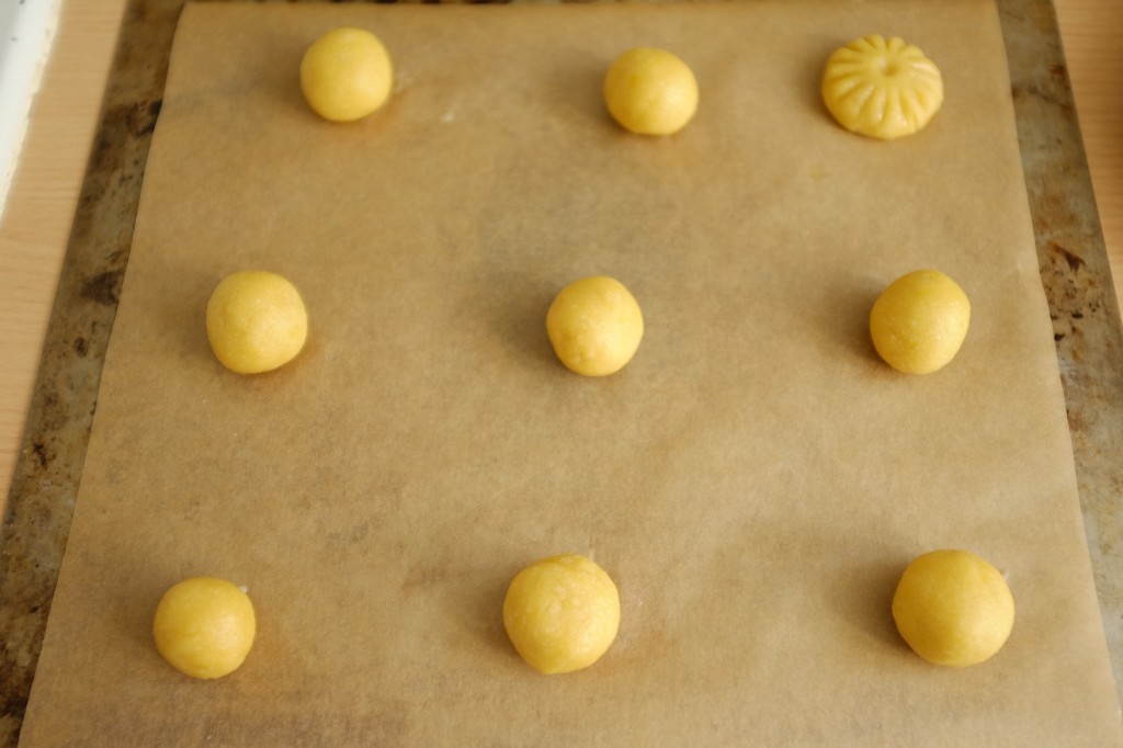 Les boules de pâtes sans gluten pour les gâteau Ghriba embaume la fleur d'oranger dans ma cuisine 