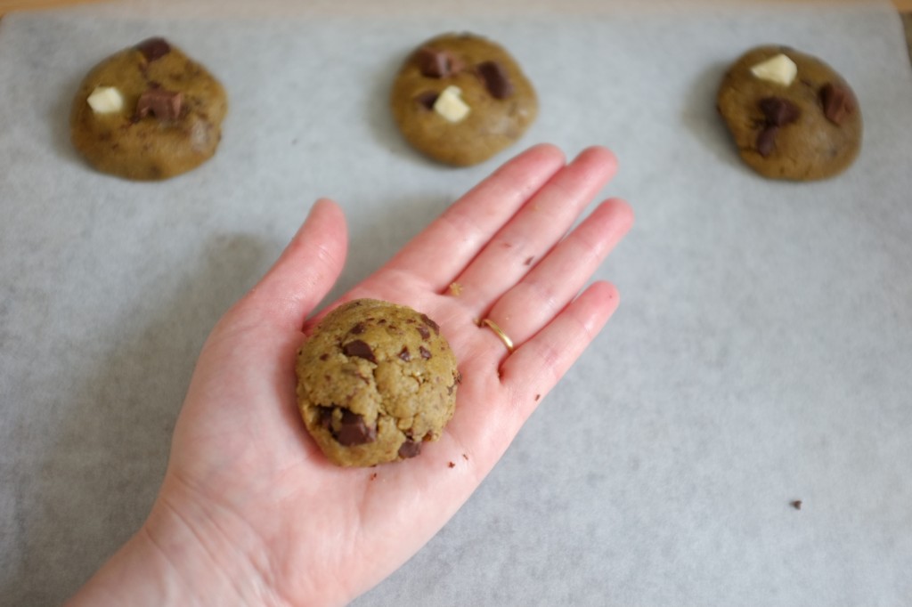 Je façonne les cookies dans la paume des mains, une boule un peu aplatie