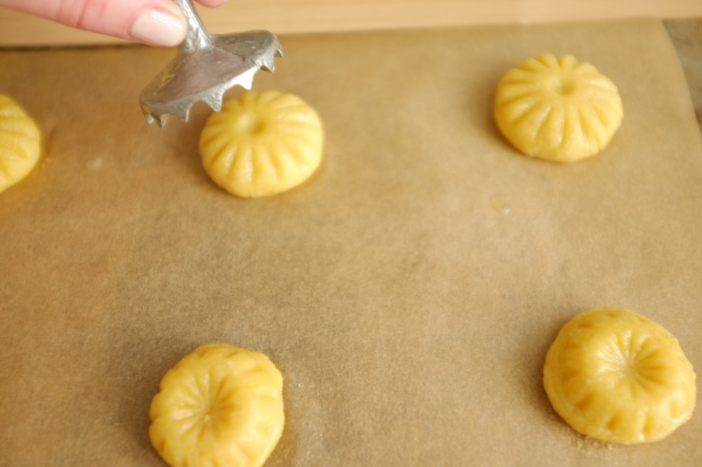 Chaque boule de pâte sans gluten est tamponné avec le moule marocain pour imprimer un joli motif