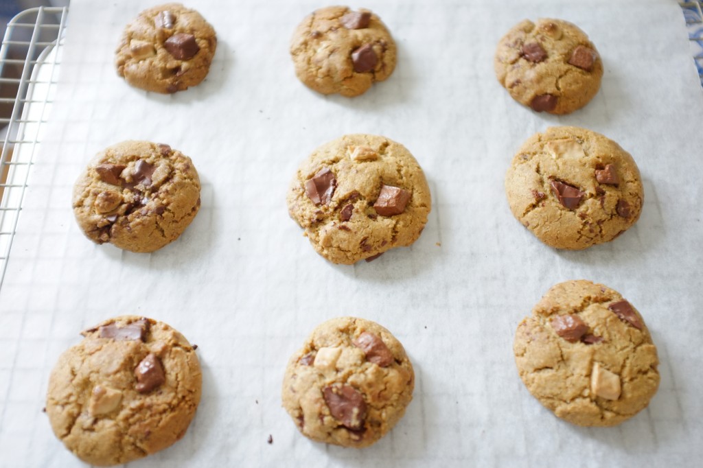 Les cookies sans gluten aux 3 chocolats à la sortie du four