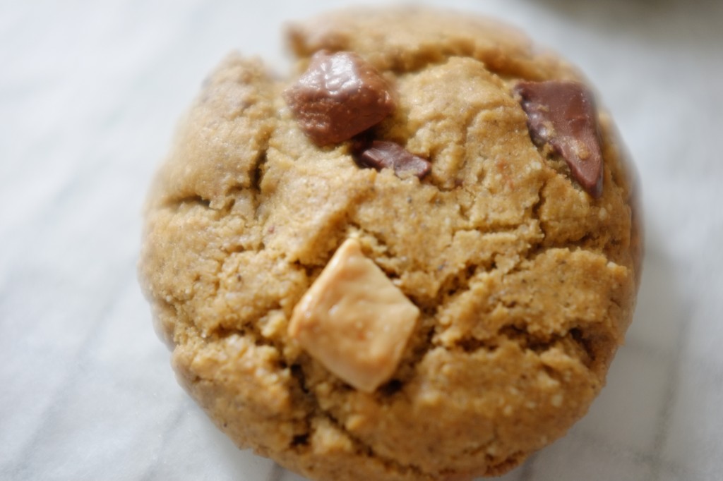 Le cookie sans gluten aux 3 chocolat à gonflé pendant la cuisine grace à la farine de sarrasin et la poudre d'amande