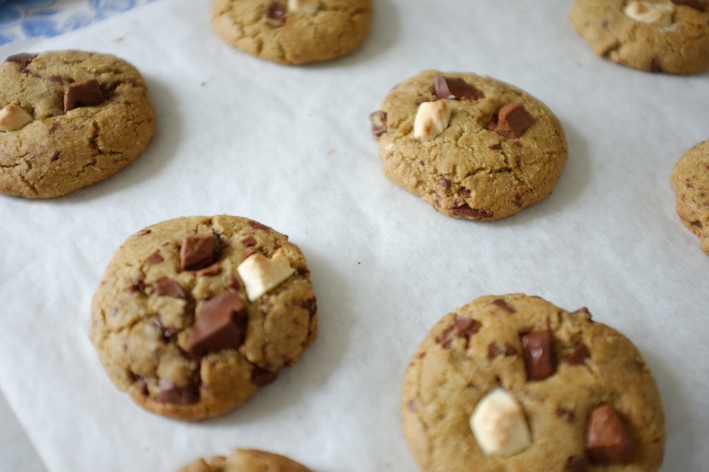 Les cookies sans gluten aux 3 chocolats à la sortie du four.