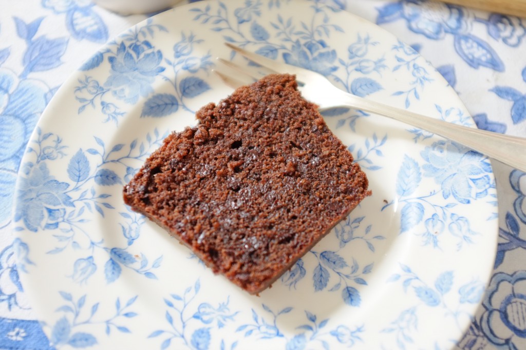 dans cette tranche de cake sans gluten aux deux chocolat, on peut appercevoir les pépites de chocolats.