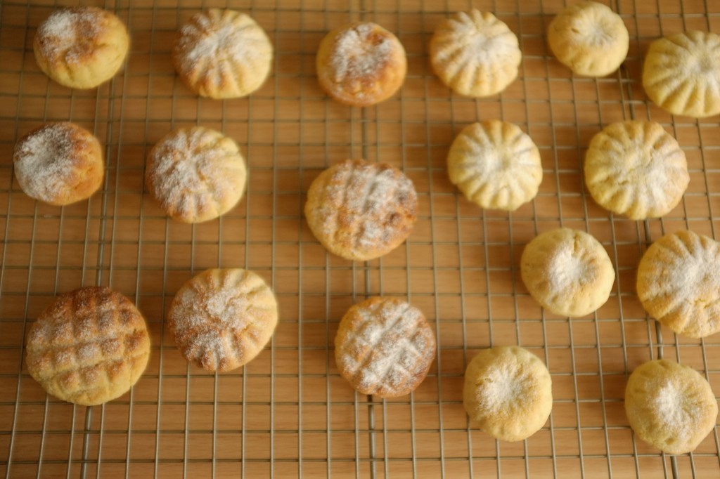 Les Ghriba sans gluten sont suapoudrés de sucre glace juste à la sortie du four, lorsqu'ils sont encore tièdes