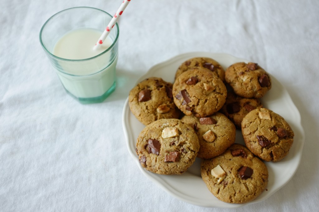 Les cookies sans gluten aux éclats de 3 chocolats: noir, blanc et aux lait