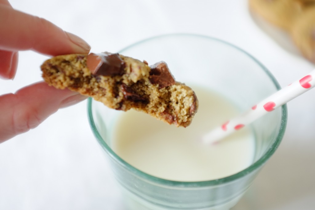 J'aime accompagner mon cookie sans gluten aux 3 chocolat d'un verre de lait végétal.