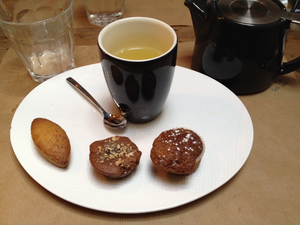 Le thé gourmand: carotte cake, brownie et finacier noisette