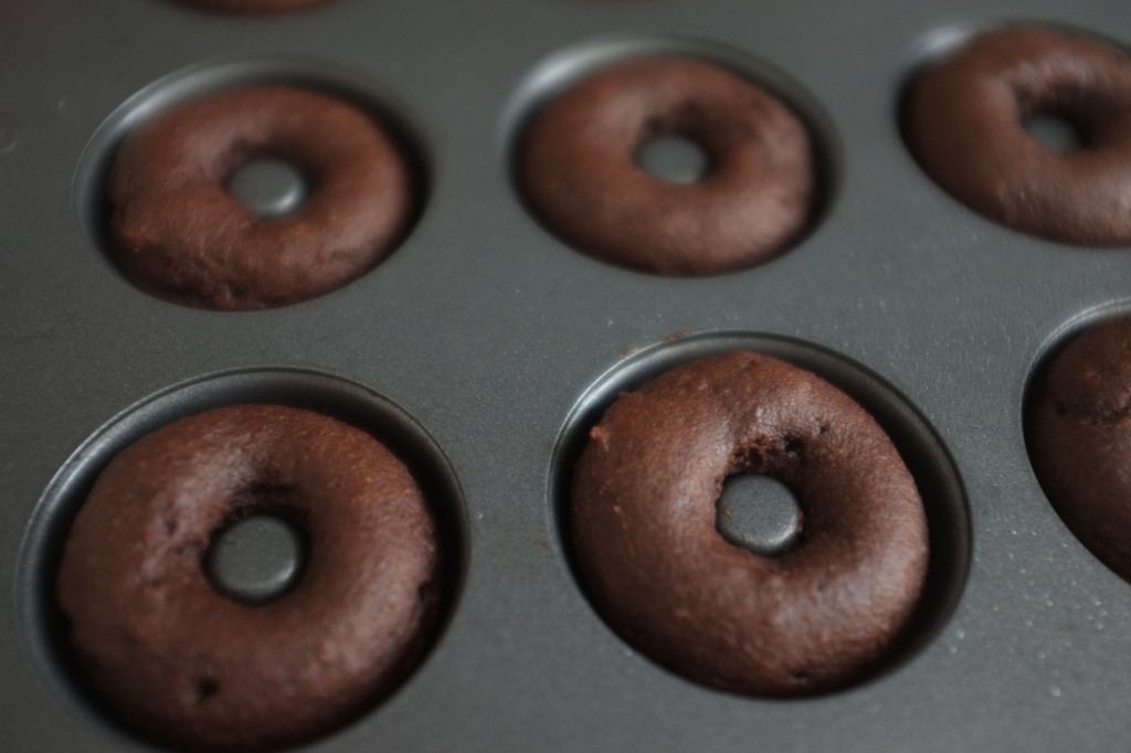 Les mini donuts sans gluten au choclat à la sortie du four repose 5 mn avant d'être démoulés