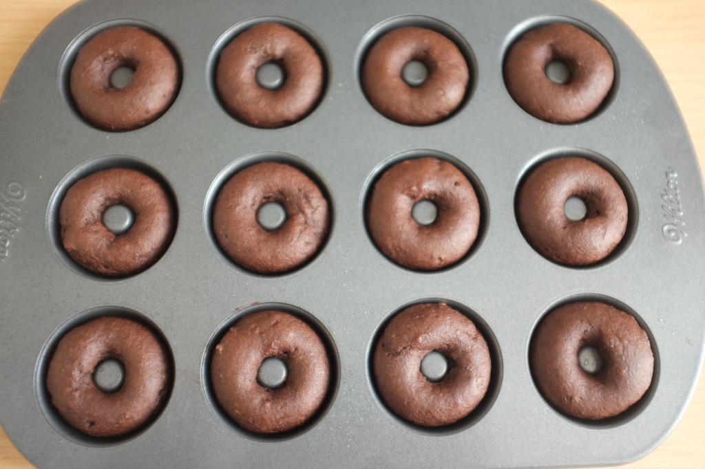 les mini donuts au chocolat sans gluten à la sortie du four