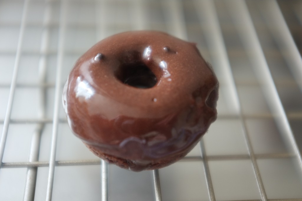 le mini donut sans gluten au chocolat, glaçé de chocolat