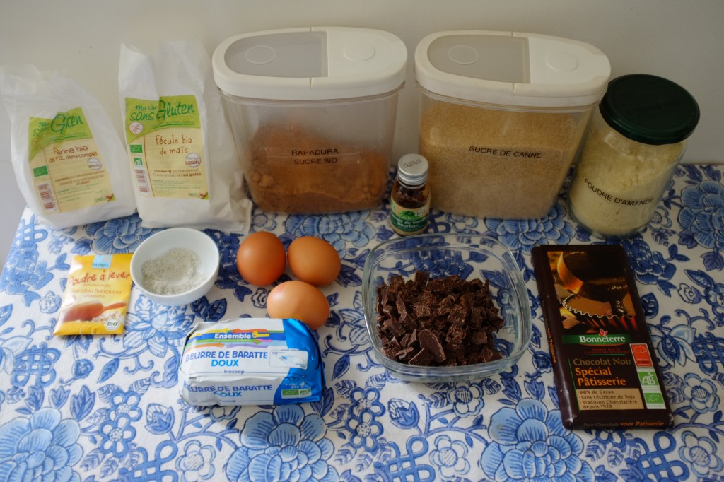 Les ingrédients sans gluten pour les cookies-brownie au chocolat