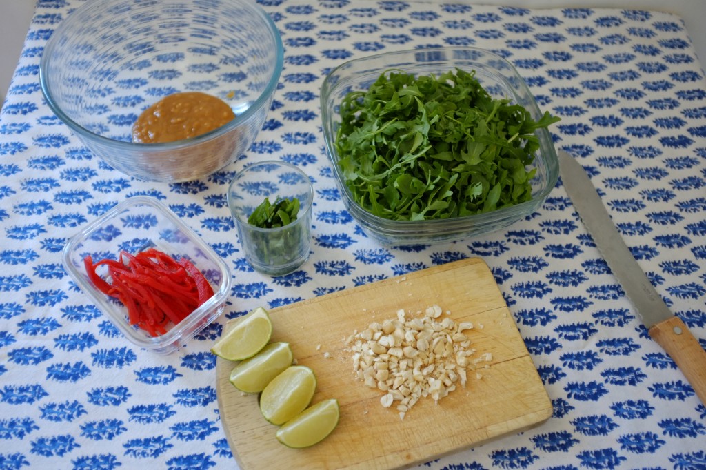 Les ingrédients sans gluten sont préparés avant la cuisson des nouilles soba 