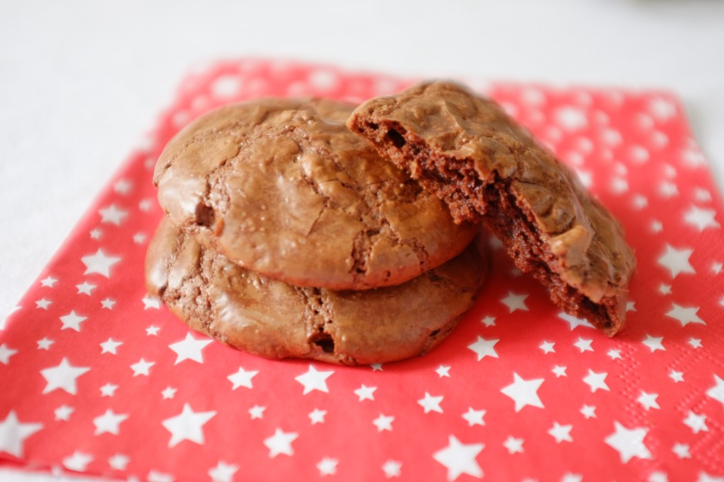 Les cookies-brownie au chocolat sont croquant dessus et moelleux dedans.