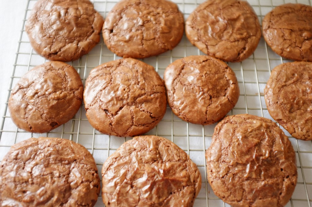 Les cookies-brownie sans gluten au chocolat refroidissent sur une grille