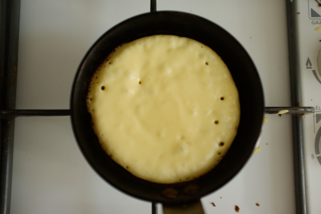 Lorsque les petites bulles apparaissent dans la pâte sans gluten, c'est que le pancake peut être retourné