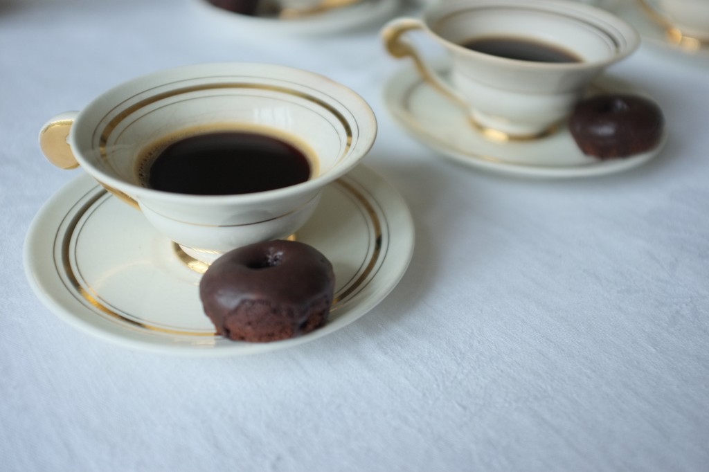 les minidonuts sans gluten au chocolat pour accompagner le café