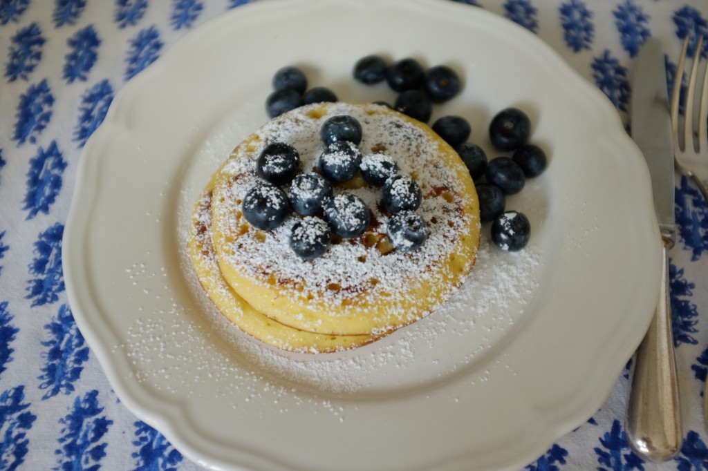 le pancake express sans gluten, servi avec des myrtilles et saupoudré de sucre glace