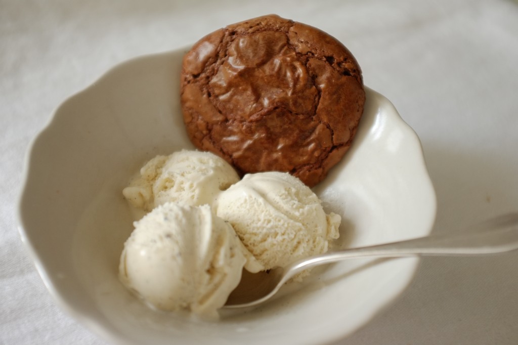 Le cookie-brownie sans gluten au chocolat pour accompagner une glace à la vanilla.