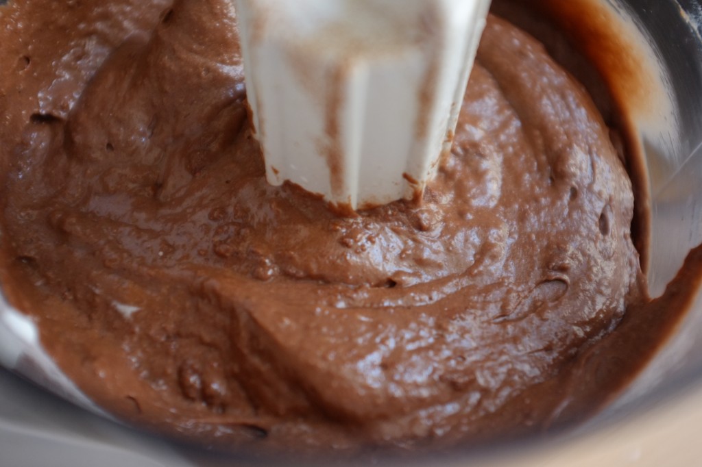 La pâte sans gluten pour les mini donuts au chocolat