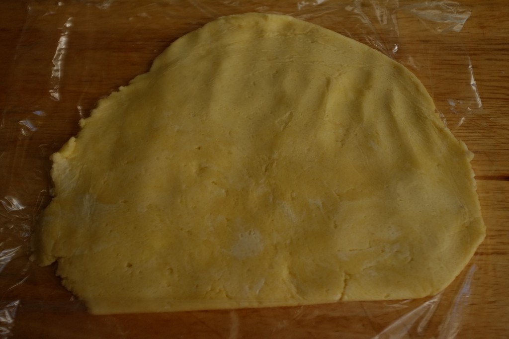 La pâte sans gluten pour le fond de tarte est mis au réfrigérateur 1heure.