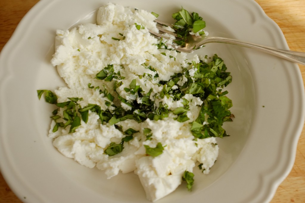 le fromage de chèvre frais et le basilique haché sont mélangés 