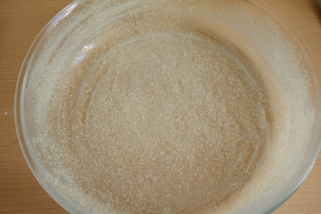 Le moule est beurré et saupoudré de sucre de canne.
