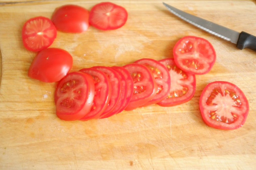 Les tomates sont coupées en fines lamelles