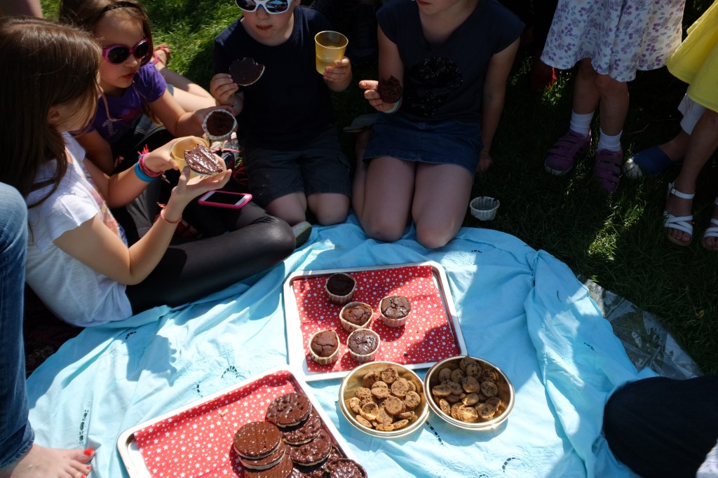 Les enfants goutent chaque gâteaux, discutent, argumentent... et se régalent