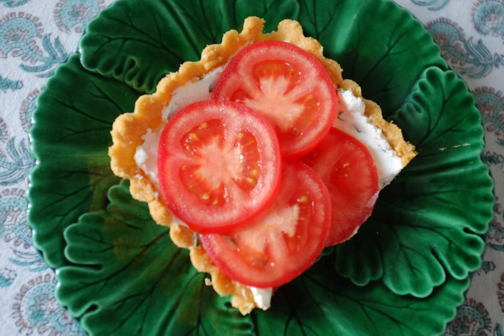 La tarte sans gluten au fromage de chèvre frais, basilique et tomate