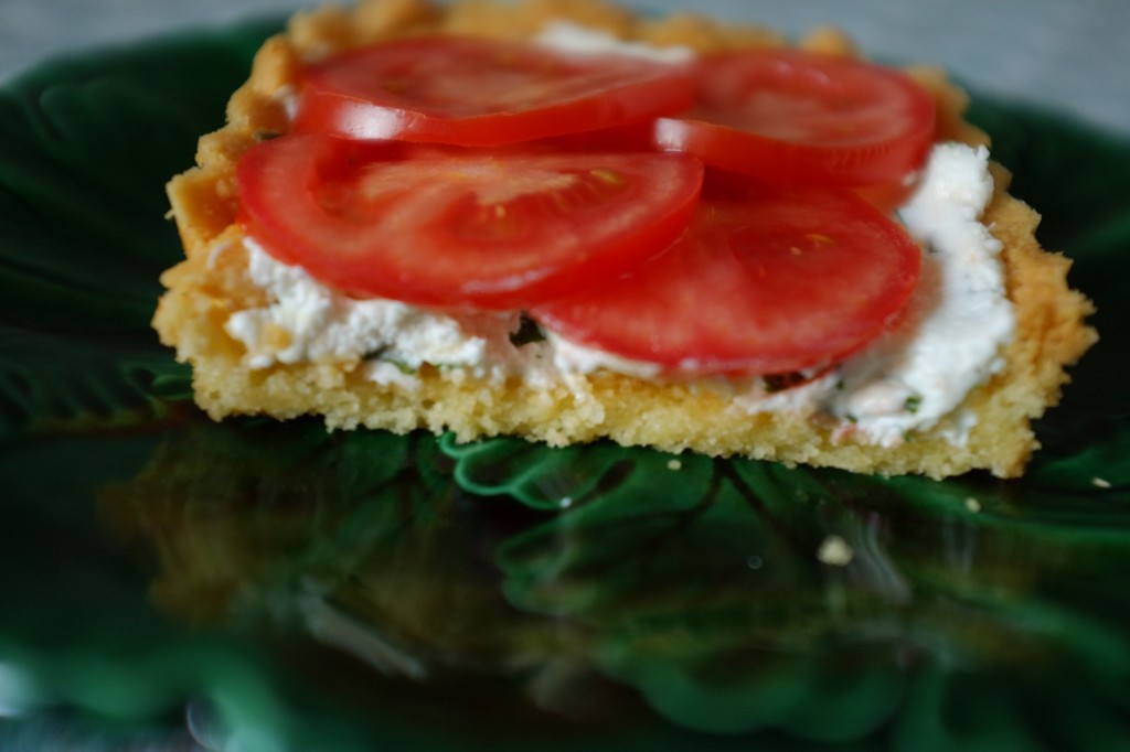 La tarte sans gluten au fromage de chèvre frais, basilqiue et tomate