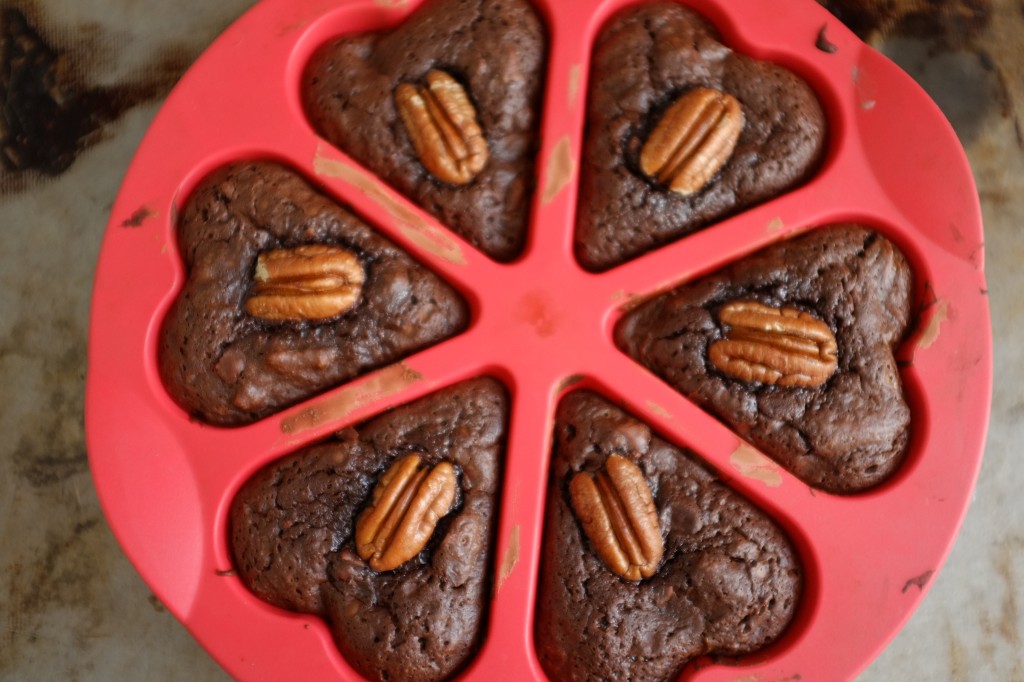 Le brownie sans gluten aux noix de pécan en part individuel à la sortie du four